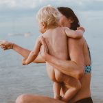 massaggio infantile in estate